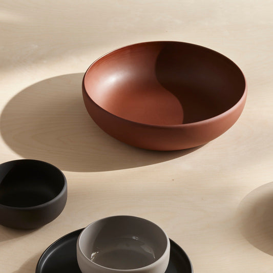 Aaron Probyn Colombo serving bowl, ceramic bowl with a glossy finish, designed for serving salads, pasta, or side dishes.