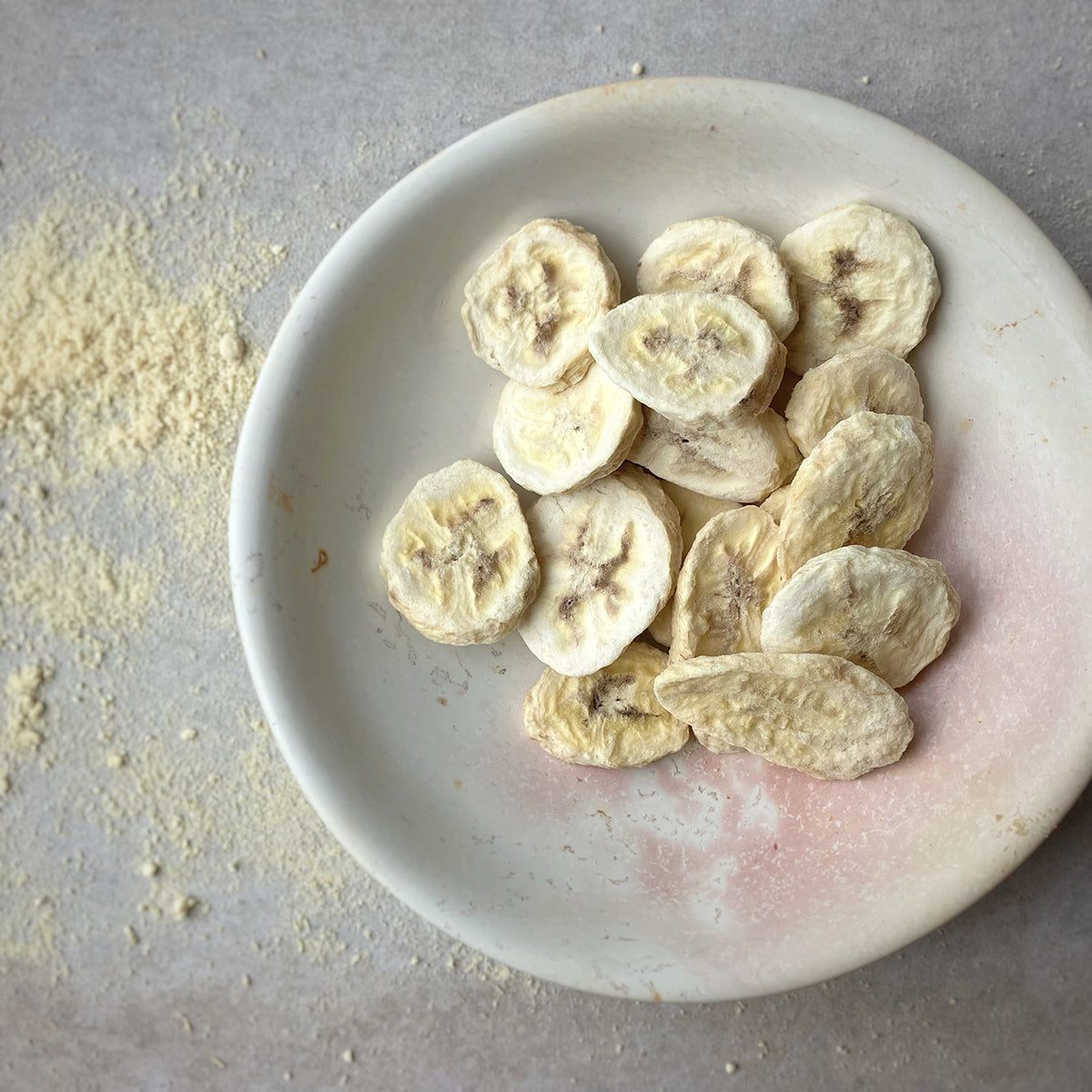 Sliced freeze-dried bananas from Whole Food Earth, a natural dried fruit snack with crispy, golden banana slices.
