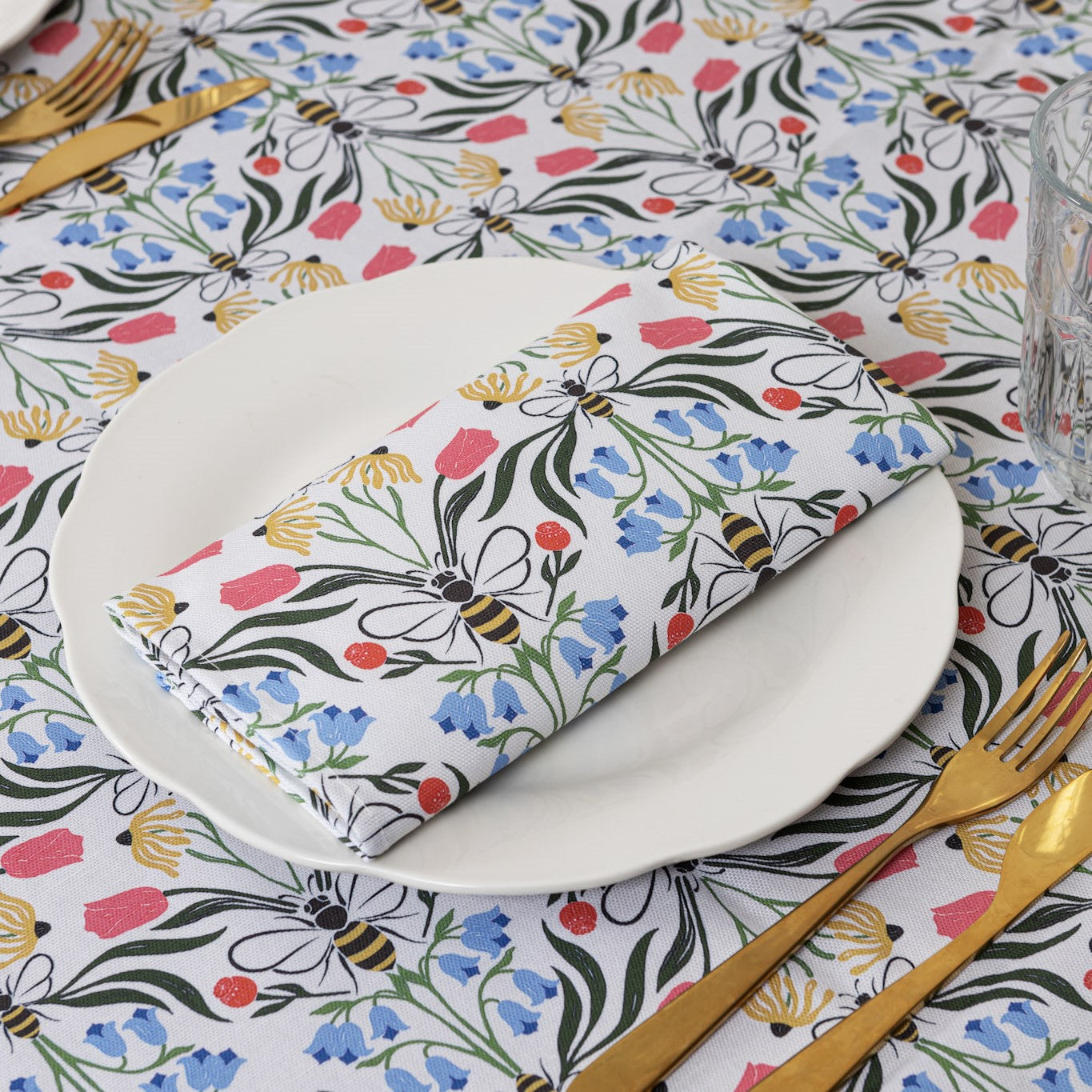 Pair of British Bees napkin place settings by Avalon Home UK, featuring bee-themed napkins for elegant table decor.
