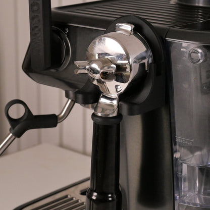 Magnetic universal portafilter holder for 51/54/58mm portafilters, compatible with KNOCDIC® espresso machine accessories.