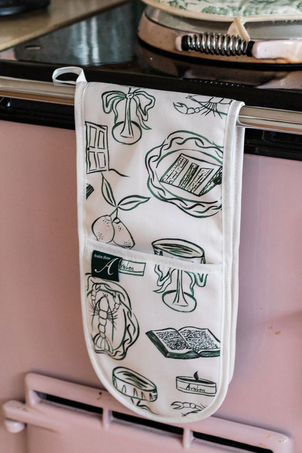 Avalon Home UK oven glove featuring a spring and summer floral design, designed for safe handling of hot cookware.