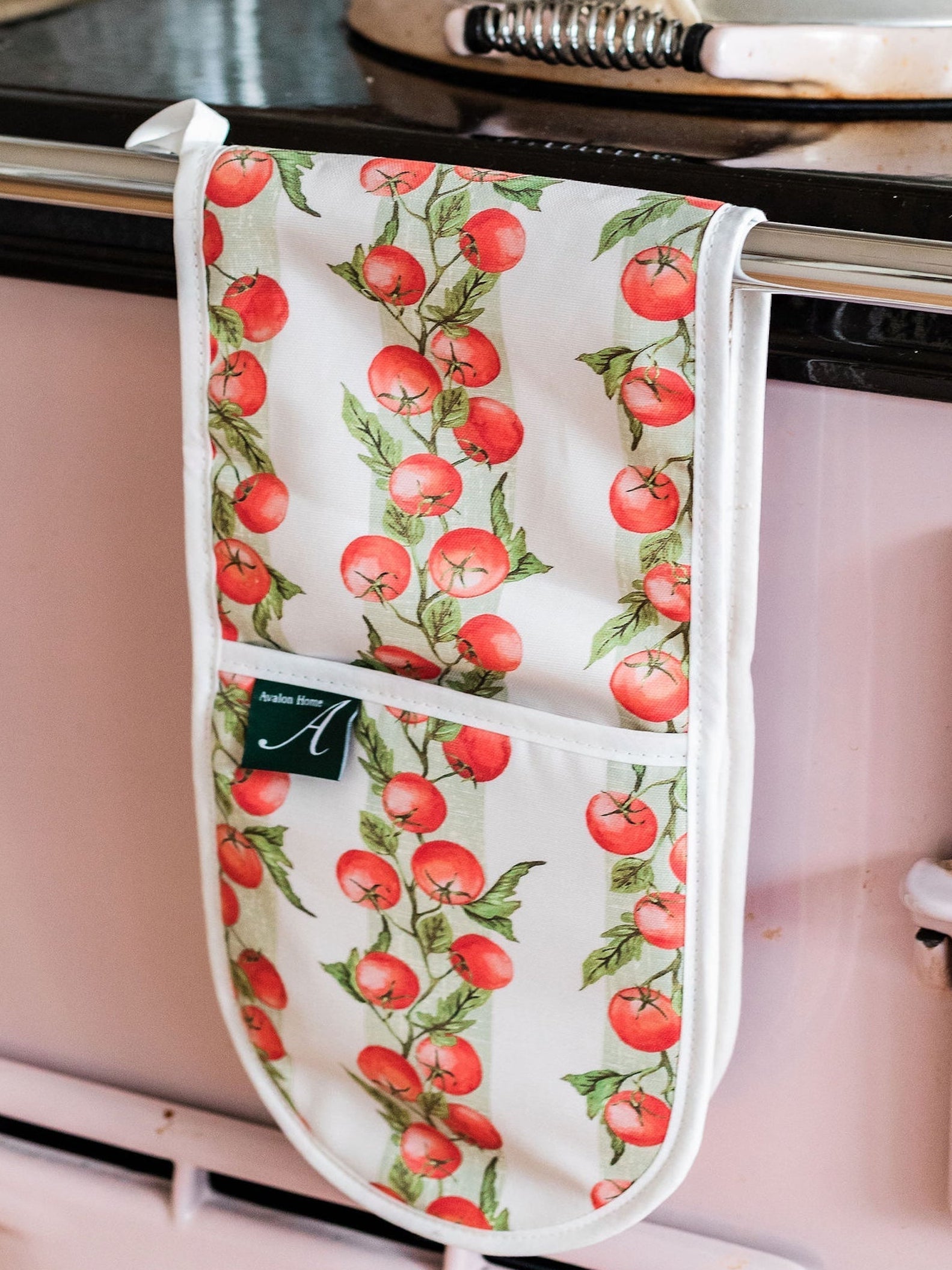 Vine tomato oven glove from Avalon Home UK featuring a vibrant tomato design, ideal for handling hot cookware in the kitchen.