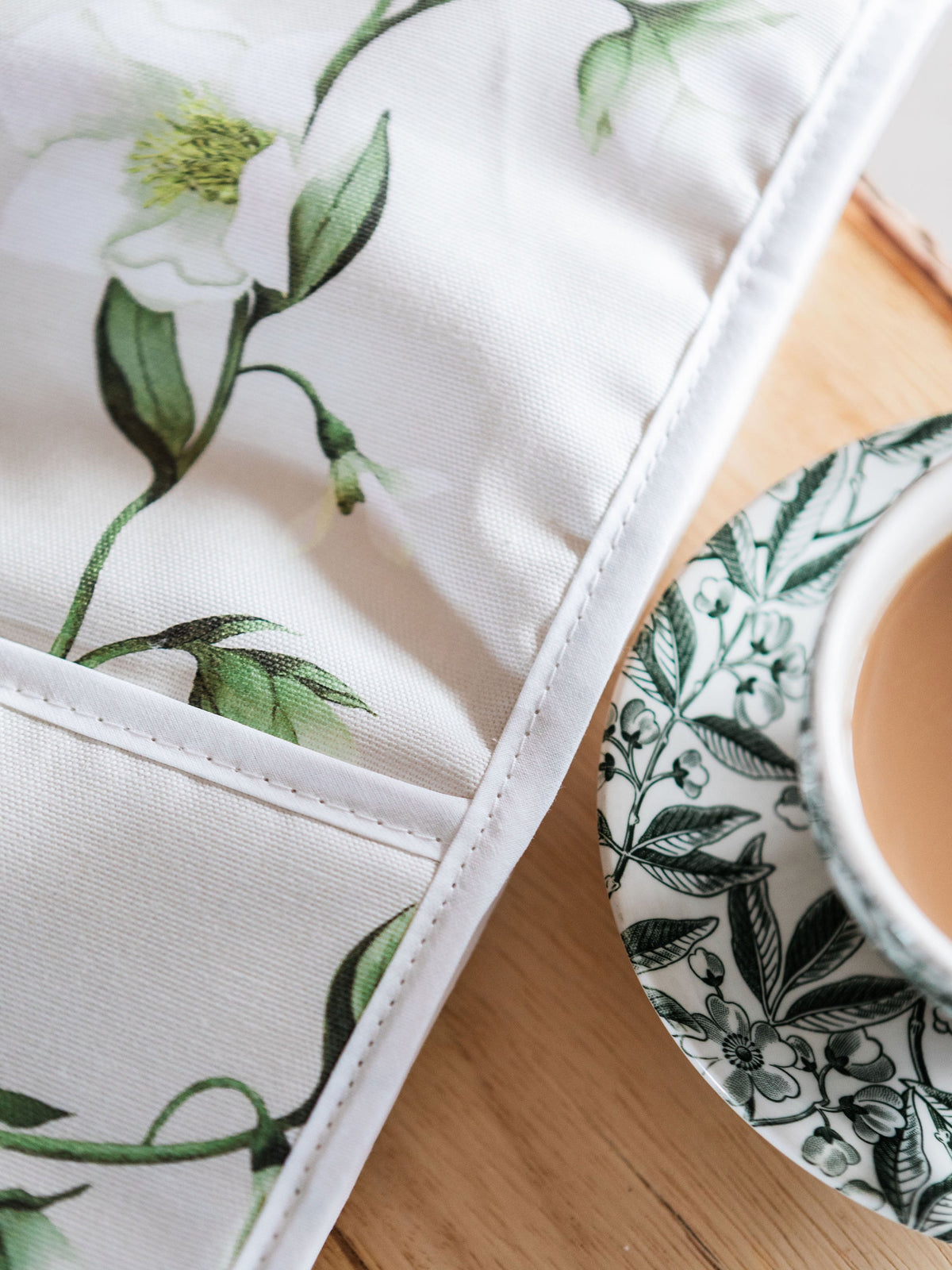 Avalon Home UK snowdrop and hellebore oven glove with floral pattern, designed for kitchen protection and decorative use.