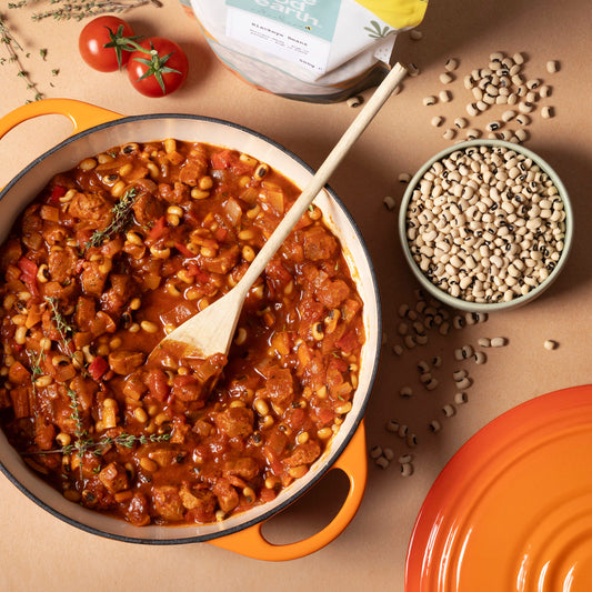 Whole Food Earth blackeye beans in a bowl with fresh vegetables, showcasing the beans' smooth, creamy texture and dark eye pattern.