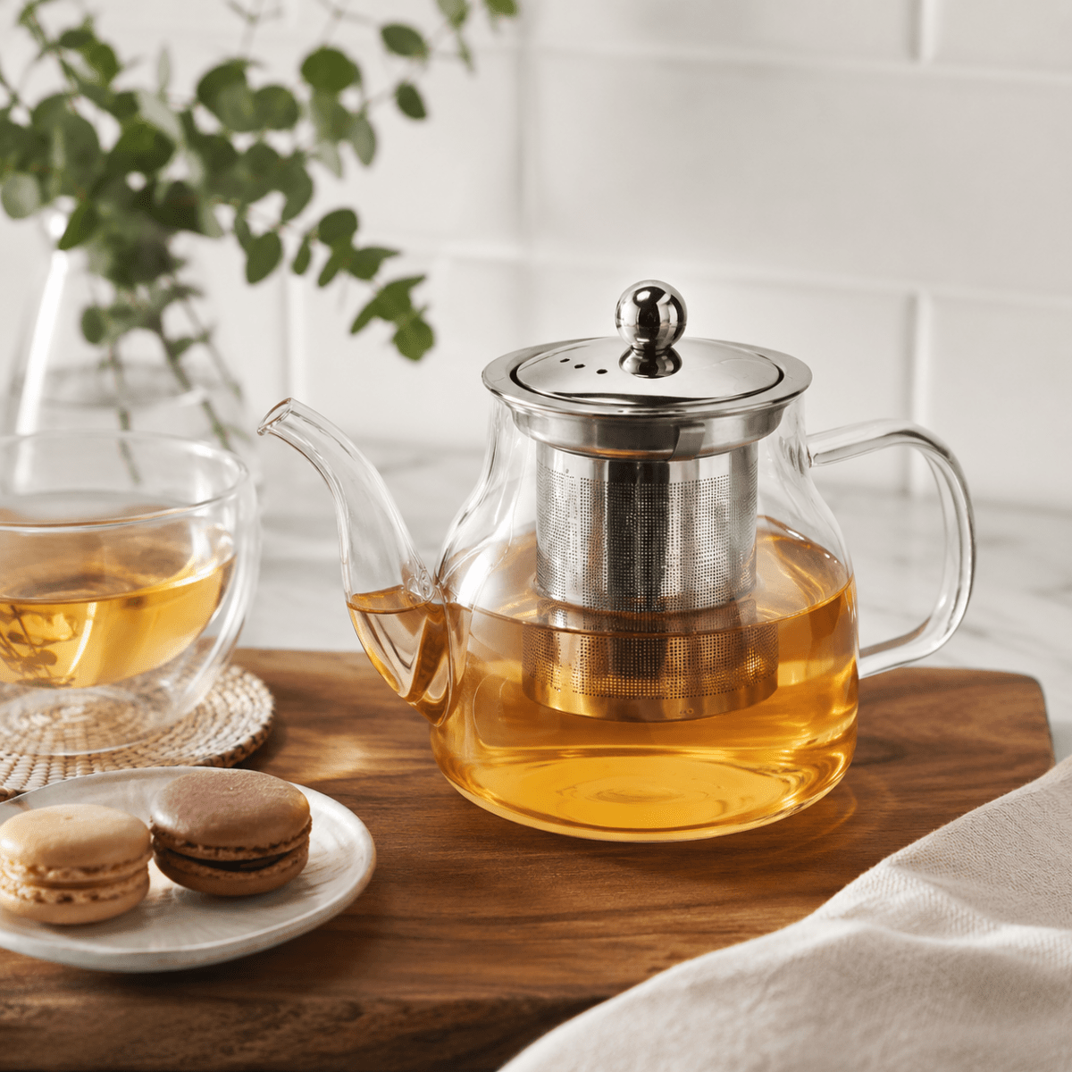 Camellios teapot with infuser for brewing tea, made of glazed ceramic with a handle and spout, ideal for loose leaf tea brewing.