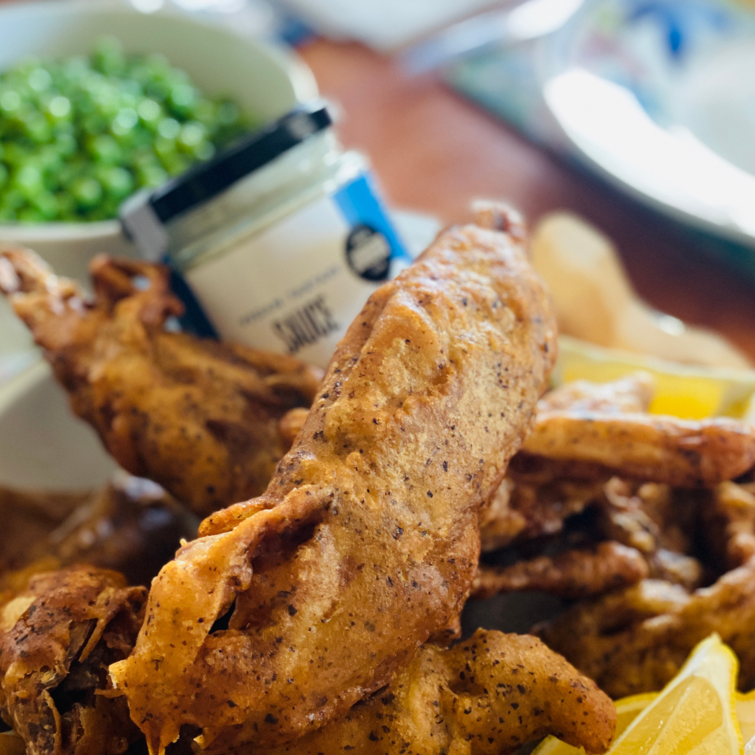 Janda vegan tartare sauce served with crispy fish and chips on a plate, ready for dipping.