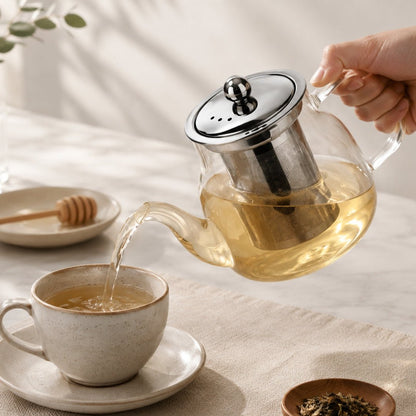 Camellios teapot with infuser for brewing tea, made of ceramic with a handle and lid, ideal for tea lovers.