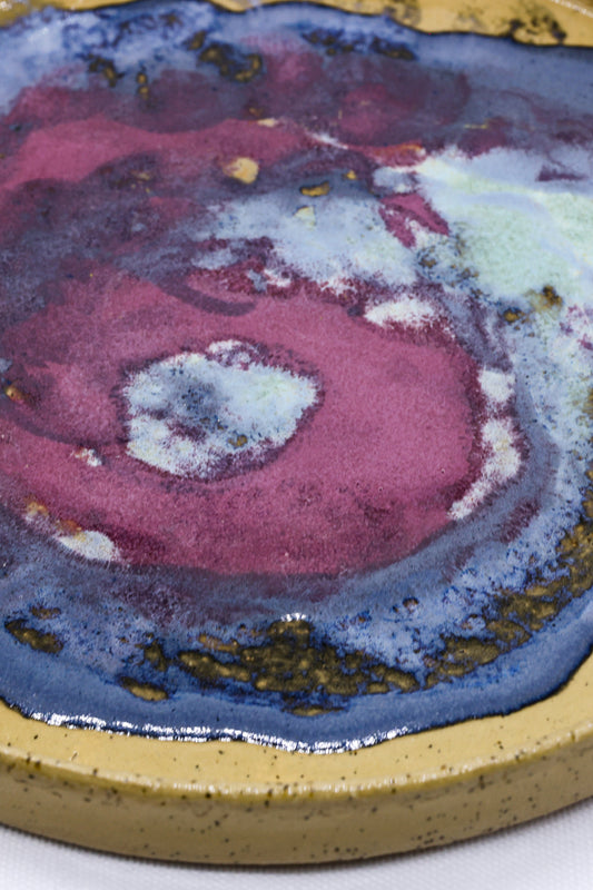 Handmade ceramic dinner plate from Ribera with 23 cm Berrywave stoneware design, featuring a textured berry pattern.
