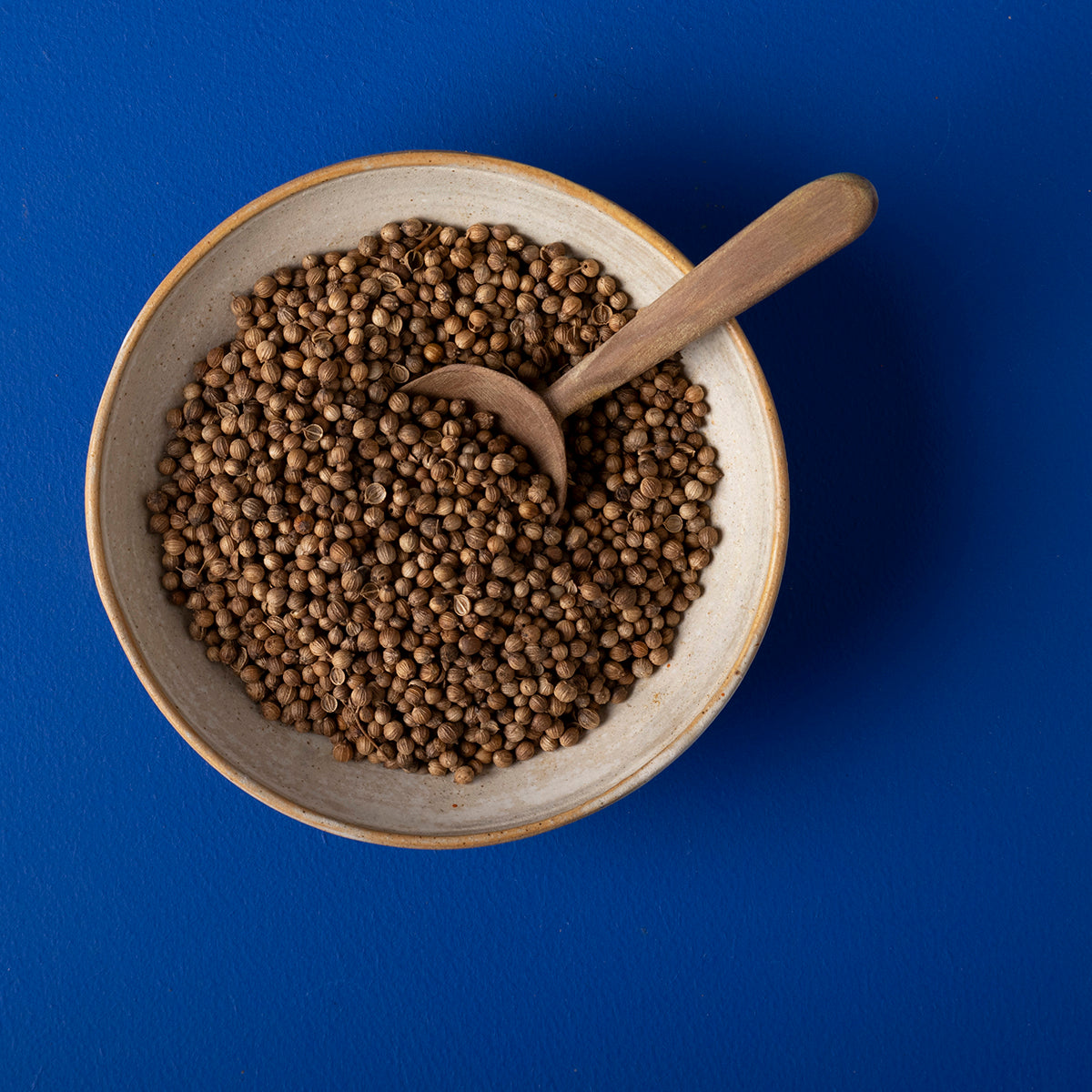 Organic coriander seeds from Whole Food Earth, wild-harvested herbs and spices in a clear 80g package.