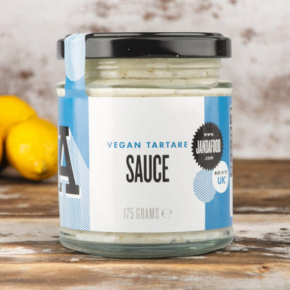 Janda Vegan Tartare Sauce in a jar, creamy and textured with herbs and lemon, ideal for seafood and sandwich dishes.