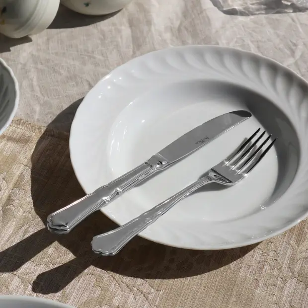 Glassware UK Pintinox Settecento table knife with mirror polish finish, showcasing a sleek, stainless steel cutlery piece.