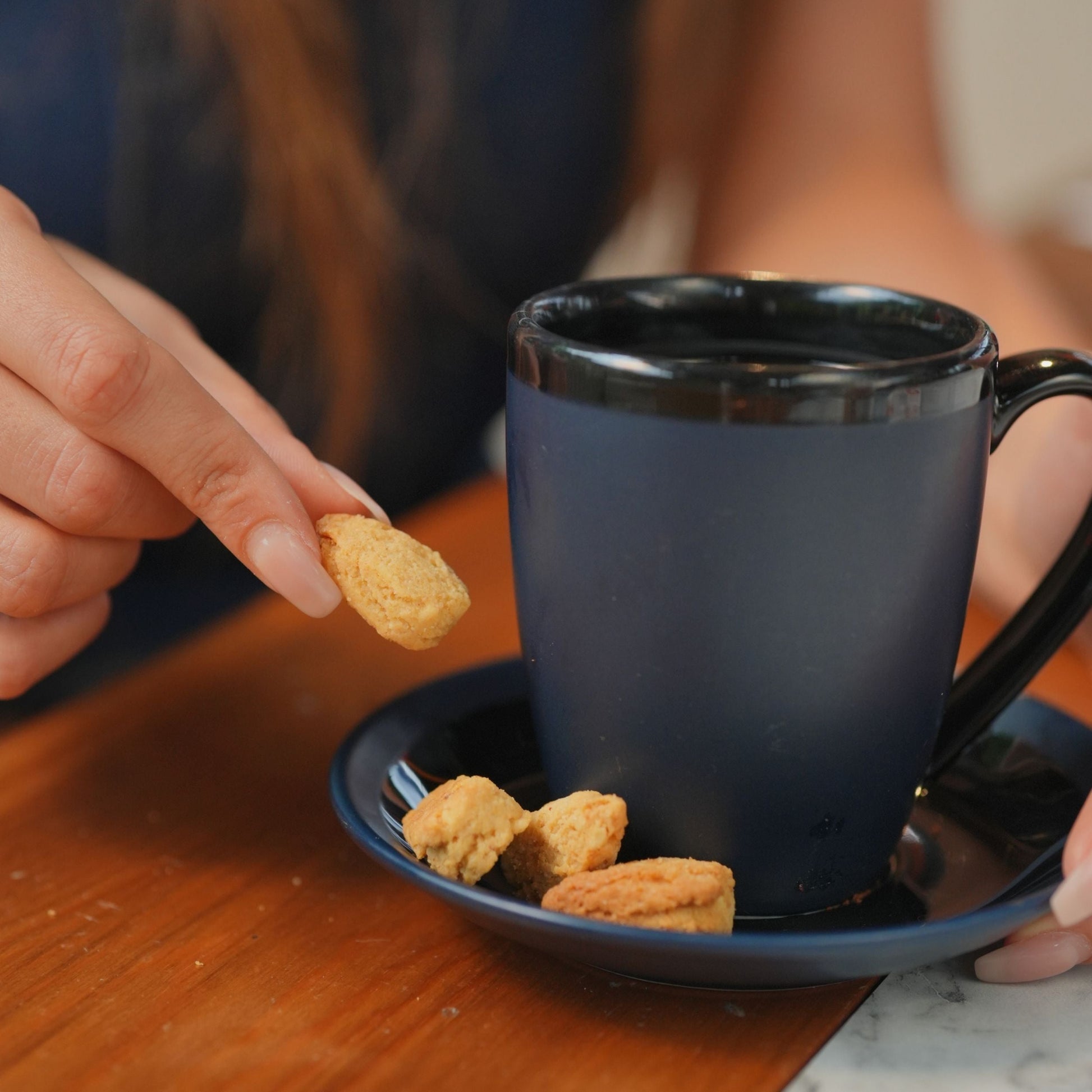 EverFree gluten-free hazelnut cookies on a plate, showcasing crispy texture and hazelnut pieces in a natural setting.