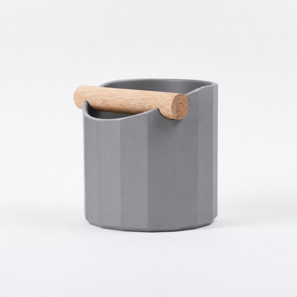 KNOCDIC® Facet Geometric Espresso Knock Box with Oak Knock Bar in ash grey, featuring a modern geometric design for coffee preparation.