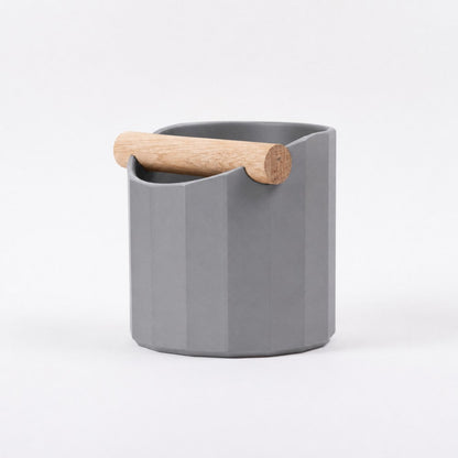 KNOCDIC® Facet Geometric Espresso Knock Box with Oak Knock Bar in ash grey, featuring a modern geometric design for coffee preparation.