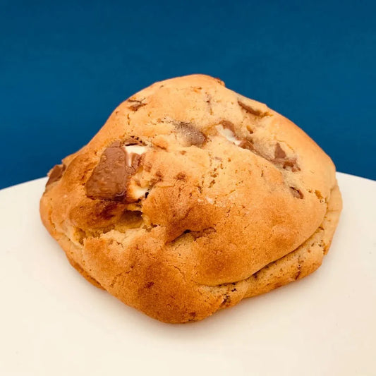 Cool Hog Snacks Kinder Bueno Cookie featuring a chocolate-coated biscuit bar with creamy filling and crunchy cookie pieces.