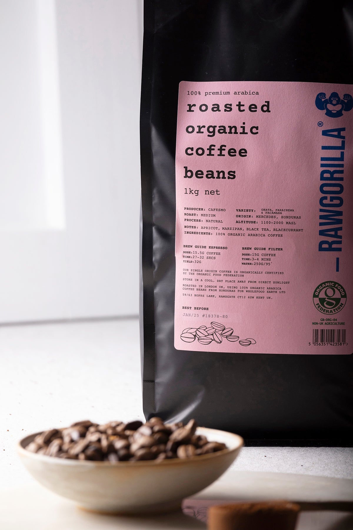 Roasted organic whole coffee beans from RawGorilla, 1kg package, produced by Whole Food Earth, ready for brewing.
