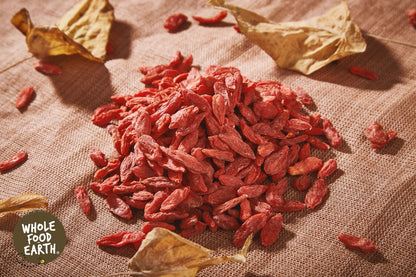 Dried Goji Berries from Whole Food Earth, GMO-free raw sundried dried fruits with vibrant red color.