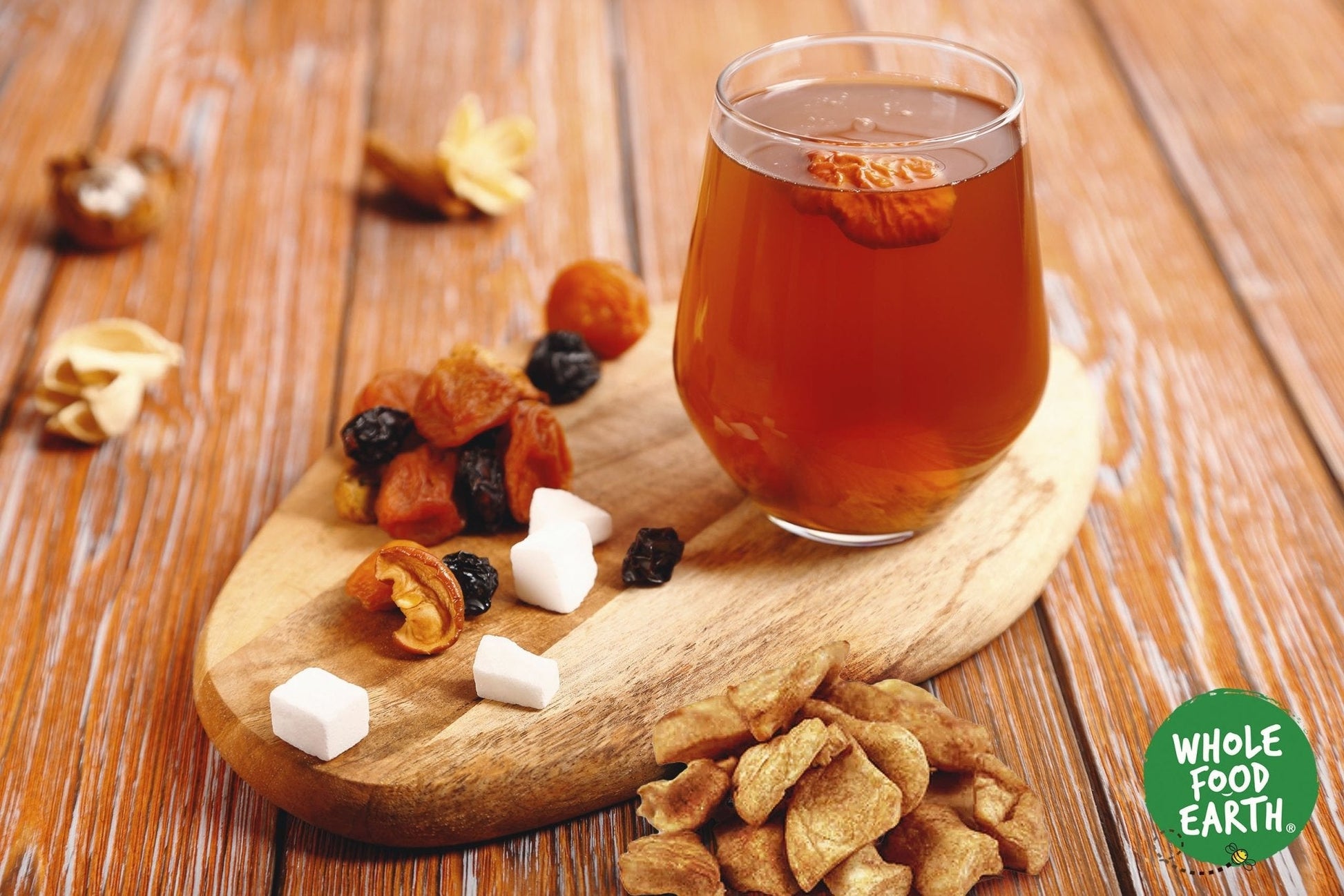 Organic dried apple pieces from Whole Food Earth, A Grade dried fruit with no additives, vegan and GMO-free, shown in a close-up image.