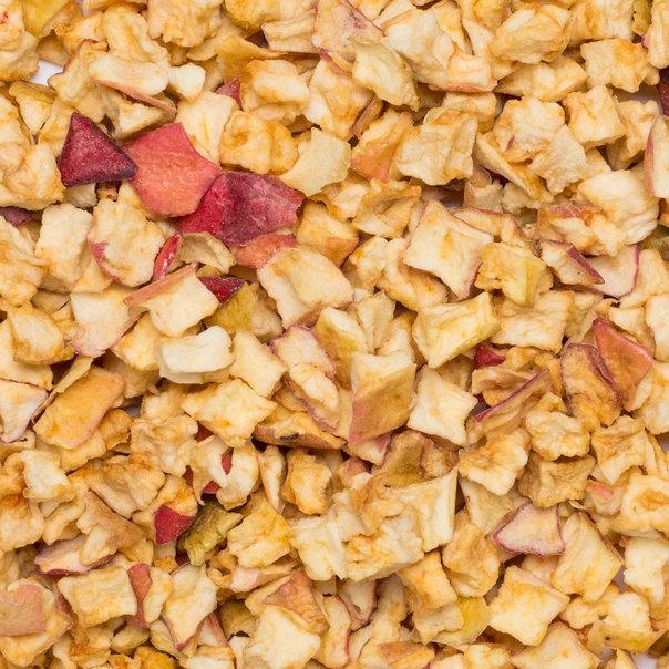 Organic dried apple pieces from Whole Food Earth, A Grade dried fruit with no additives, vegan and GMO-free, shown in a close-up image.