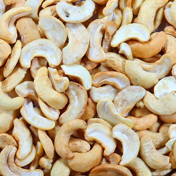 Organic cashew nuts pieces from Whole Food Earth, showing large, crunchy, raw cashew nuts suitable for snacking or cooking.