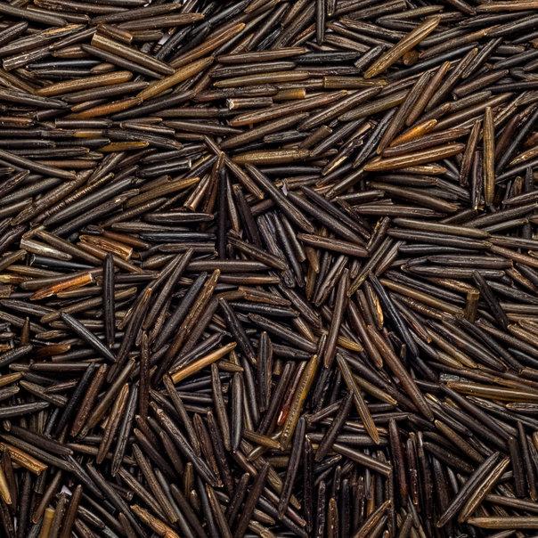 Raw organic wild rice from Whole Food Earth, Canadian GMO-free rice with natural, unprocessed grains in a clear bag.